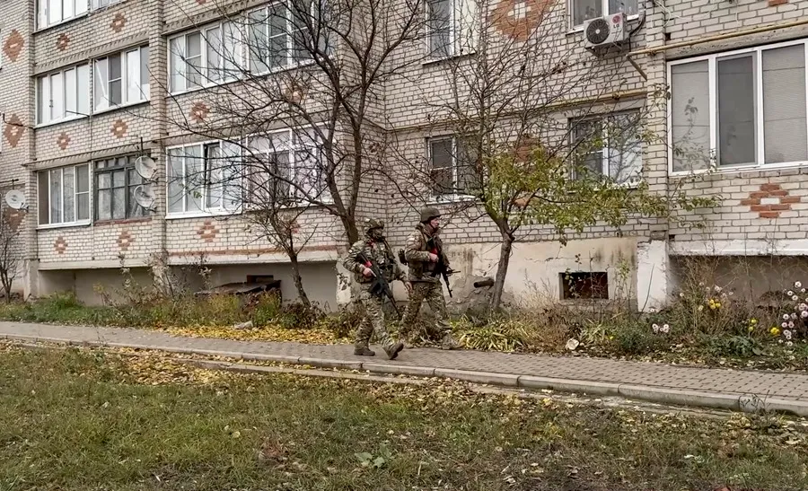 Soldados rusos en Kursk Ucrania lanza misiles al puerto Berdiansk y provoca incendio