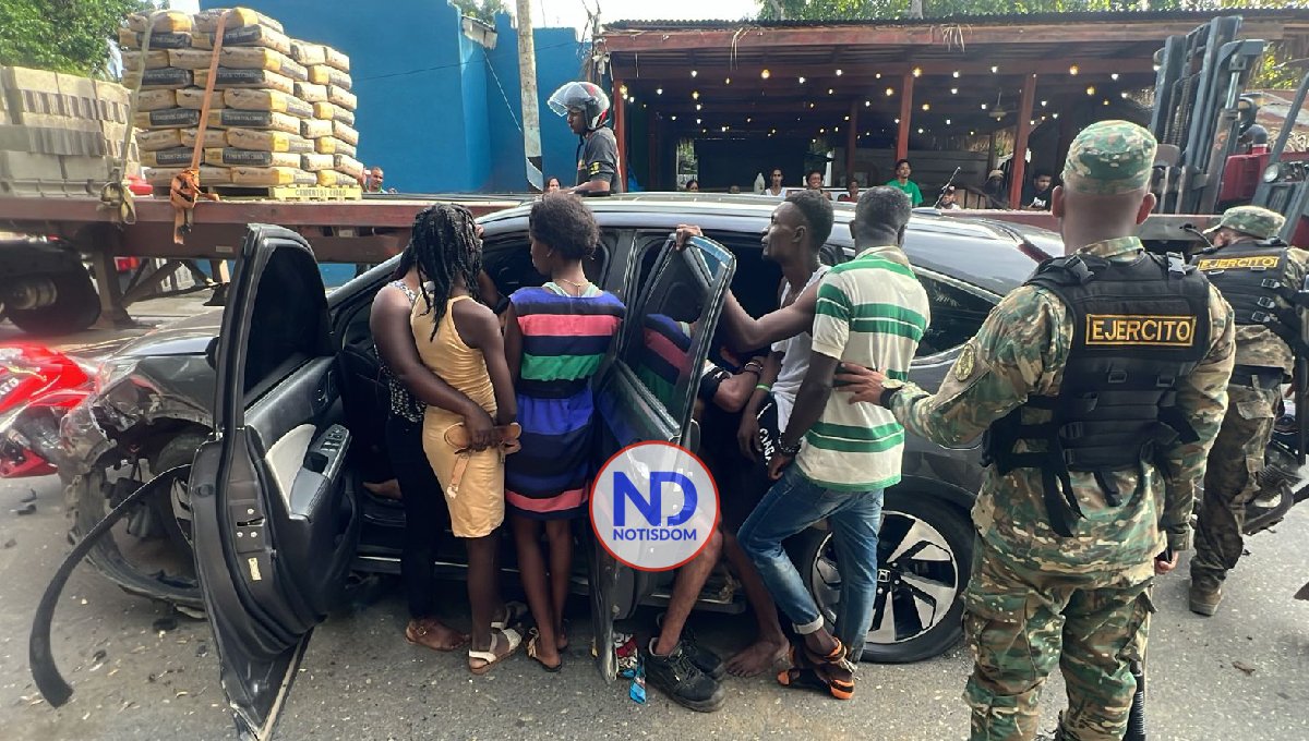 ERD intercepta una yipeta con 18 indocumentados en Valverde 2 ERD intercepta una yipeta con 18 indocumentados en Valverde