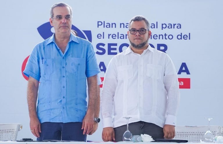 Abinader Y Hecmilio Galvan Los dominicanos aprenden a producir y comer tilapias