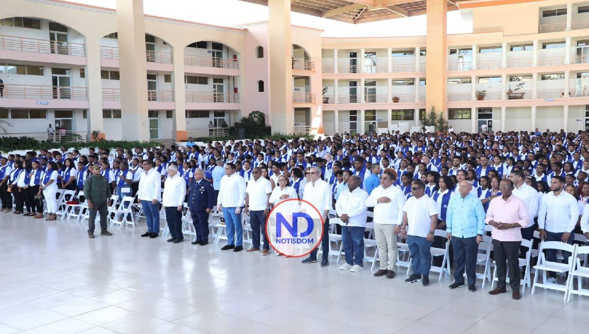 Abinader entrega títulos, asiste a distintas actividades en Suroeste