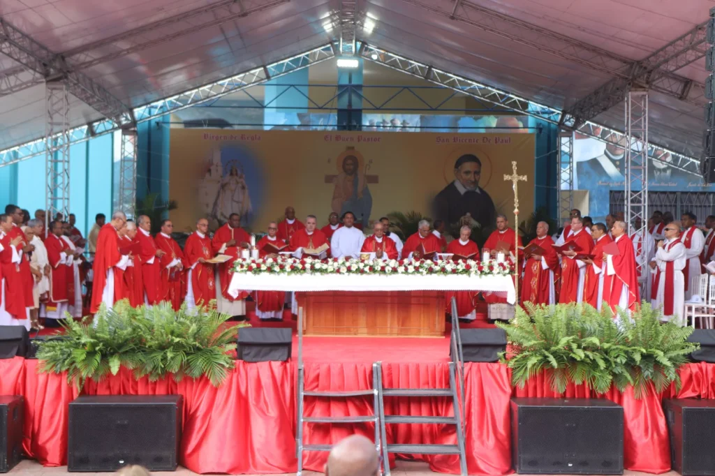 Monseñor Faustino Burgos Brisman es instalado obispo de Baní 4 Faustino Burgos Brisman Y OTROS SACERDOTES 1 Monseñor Faustino Burgos Brisman es instalado obispo de Baní