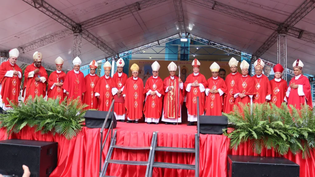 Monseñor Faustino Burgos Brisman es instalado obispo de Baní 3 Faustino Burgos Brisman Y OTROS SACERDOTES Monseñor Faustino Burgos Brisman es instalado obispo de Baní