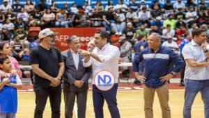 Ministro Kelvin Cruz anuncia aporte de un millón de pesos para el baloncesto de SFM