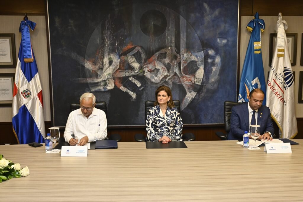 LUIS H RAQUEL P SAMUEL P 1 Firman acuerdo para impulsar educación financiera a la juventud