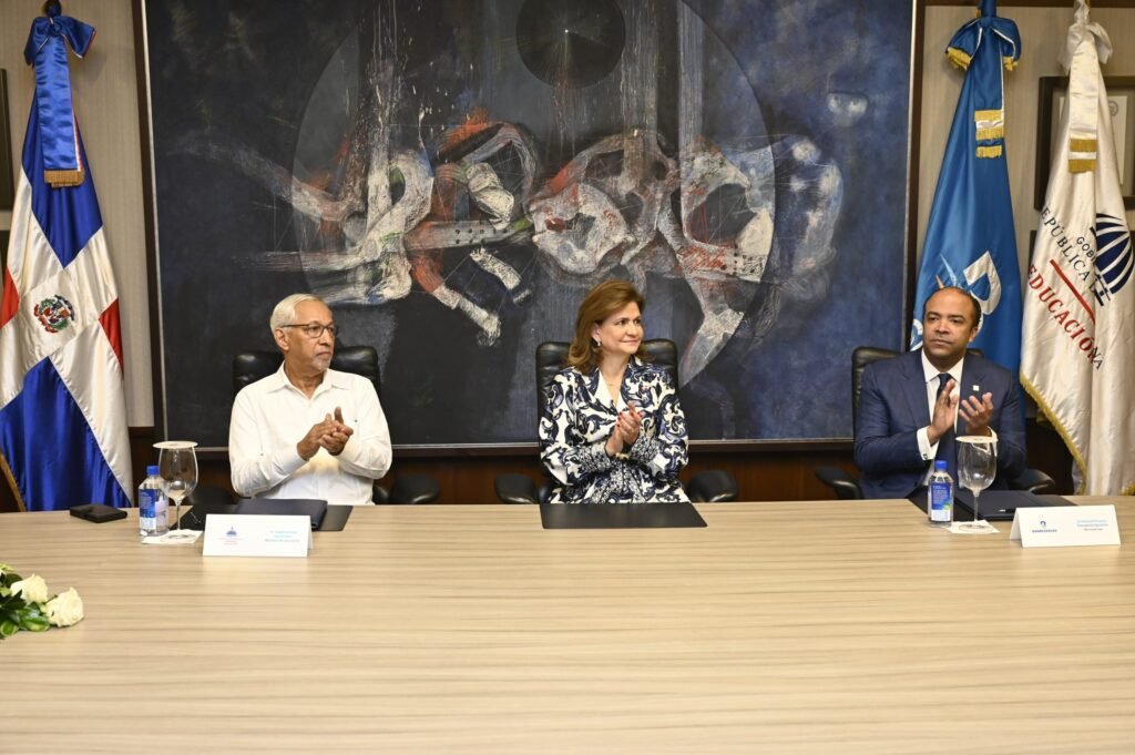 LUIS H RAQUEL P SAMUEL P Firman acuerdo para impulsar educación financiera a la juventud