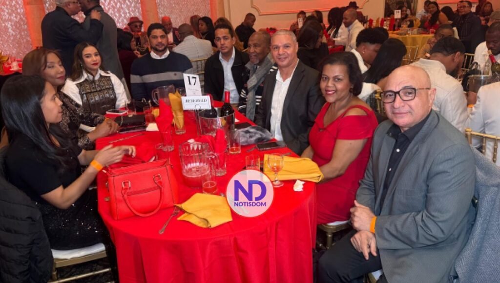 NOTISDOM FOTOS PF 79 Senador de San Cristóbal cumple su promesa con Haineros del Exterior