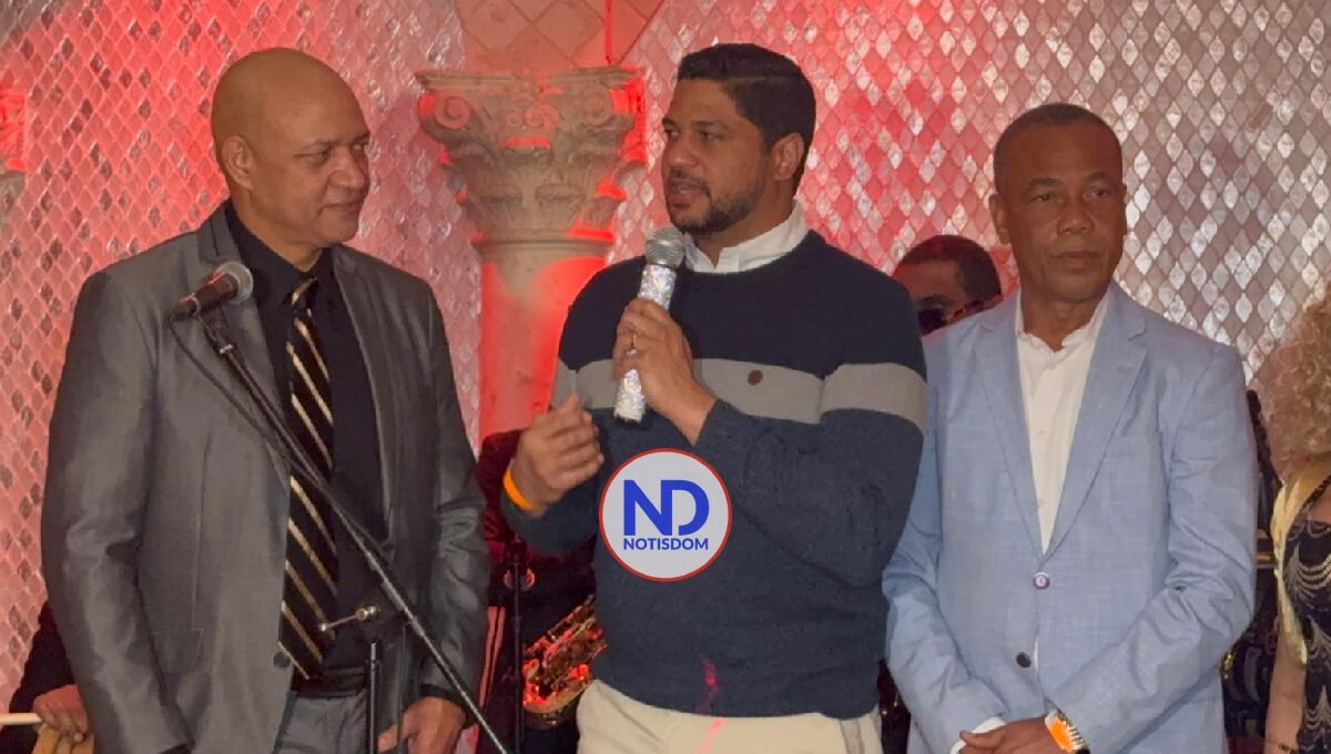 Senador de San Cristóbal cumple su promesa con Haineros del Exterior