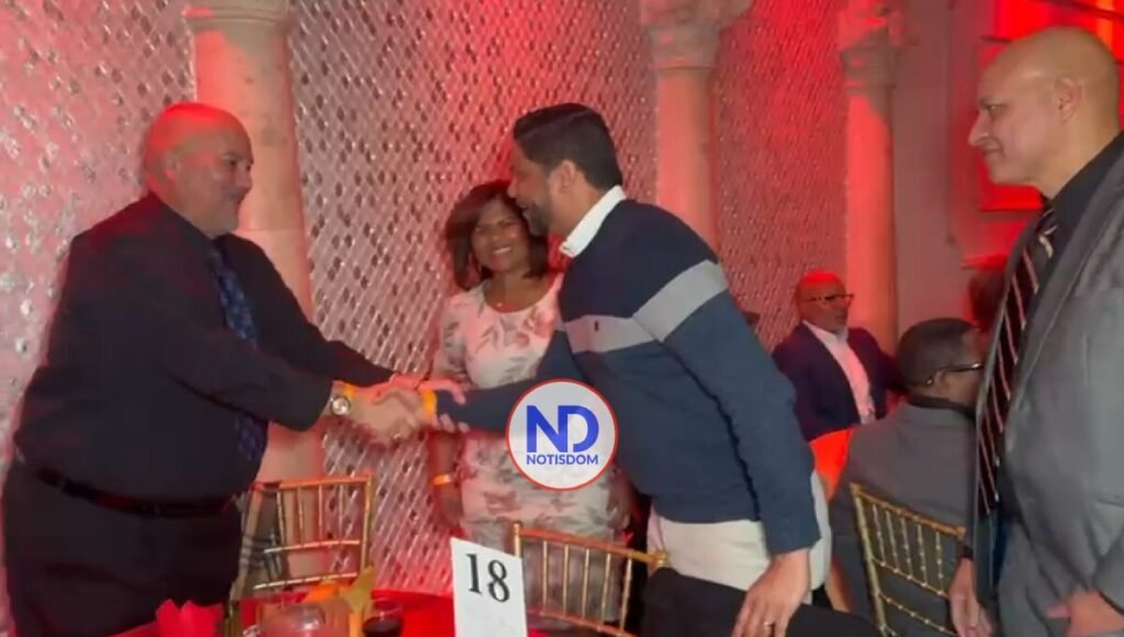 NOTISDOM FOTOS PF 82 Senador de San Cristóbal cumple su promesa con Haineros del Exterior