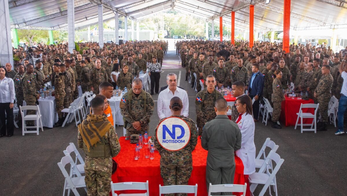 Presidente Abinader almuerza con miembros del Ejército y la Policía Nacional