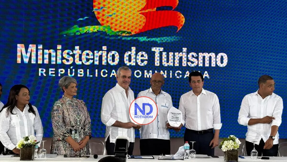 Presidente Luis Abinader y el ministro David Collado entregan el remodelado malecón de SPM