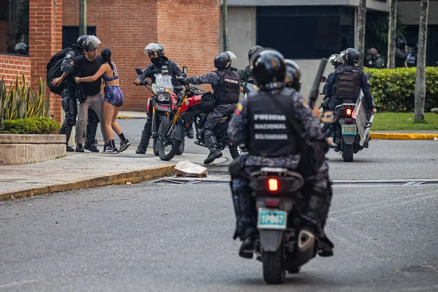 POLICIAS EN GINEBRA ONU pide investigar asesinatos durante protestas en Venezuela