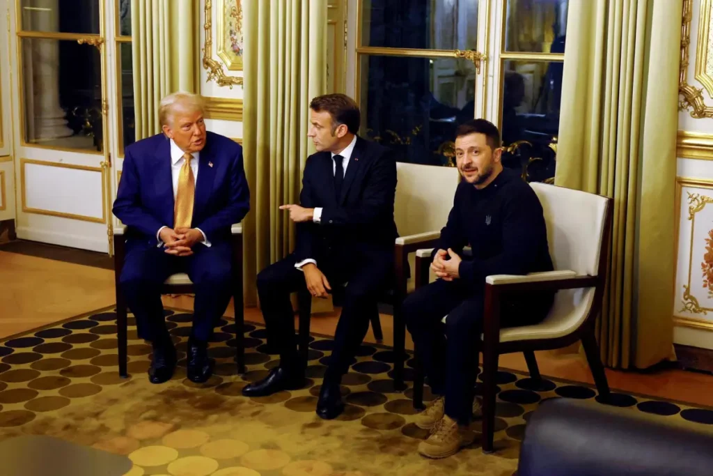 Trump Zelenski y Macron 1 Trump y Zelenski hablan en una reunión organizada por Macrón