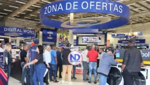 Consumidores aprovechan ofertas para hacer compras