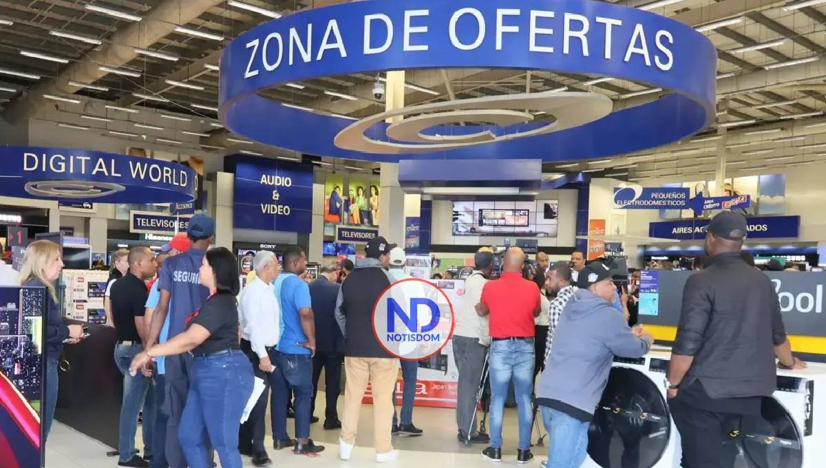 Consumidores aprovechan ofertas para hacer compras