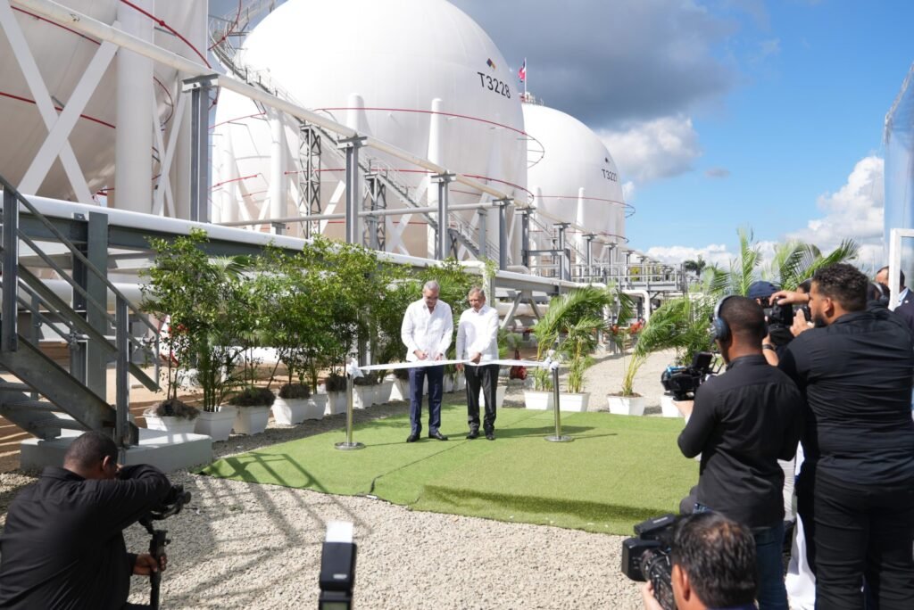 abinader y otros 7 Refidomsa inaugura cuatro nuevas esferas de GLP