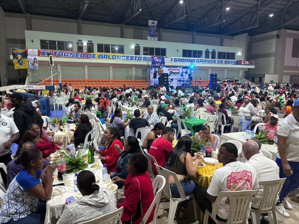 cena navidena en Monte Plata Diputado realiza cena navideña a habitantes de Monte Plata