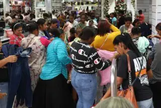 comercio Consumidores aprovechan ofertas para hacer compras