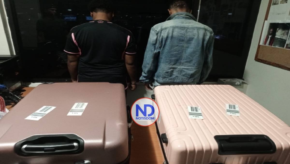 Arrestan dos hombres con 35 paquetes de marihuana en el AILA 2 Arrestan dos hombres con 35 paquetes de marihuana en el AILA