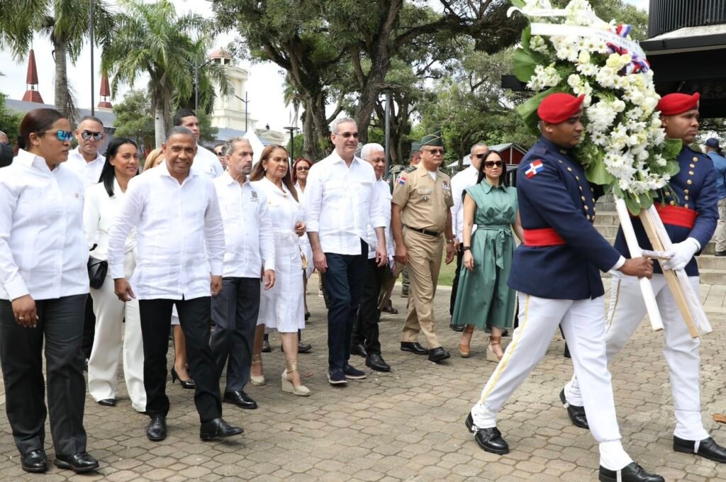 ABINADER EN SFM 1 Presidente abre Mes de la Patria; asiste desfile cívico-militar SFM