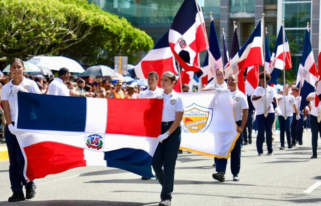 ABINADER EN SFM 2 Presidente abre Mes de la Patria; asiste desfile cívico-militar SFM