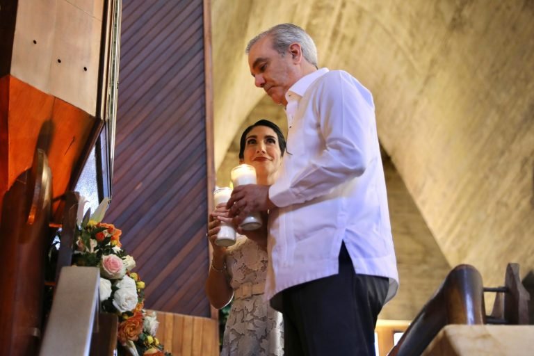 ABINADER Y RAQUEL ALBAJE 7 Monseñor Castro Marte elogia el crecimiento económico de RD