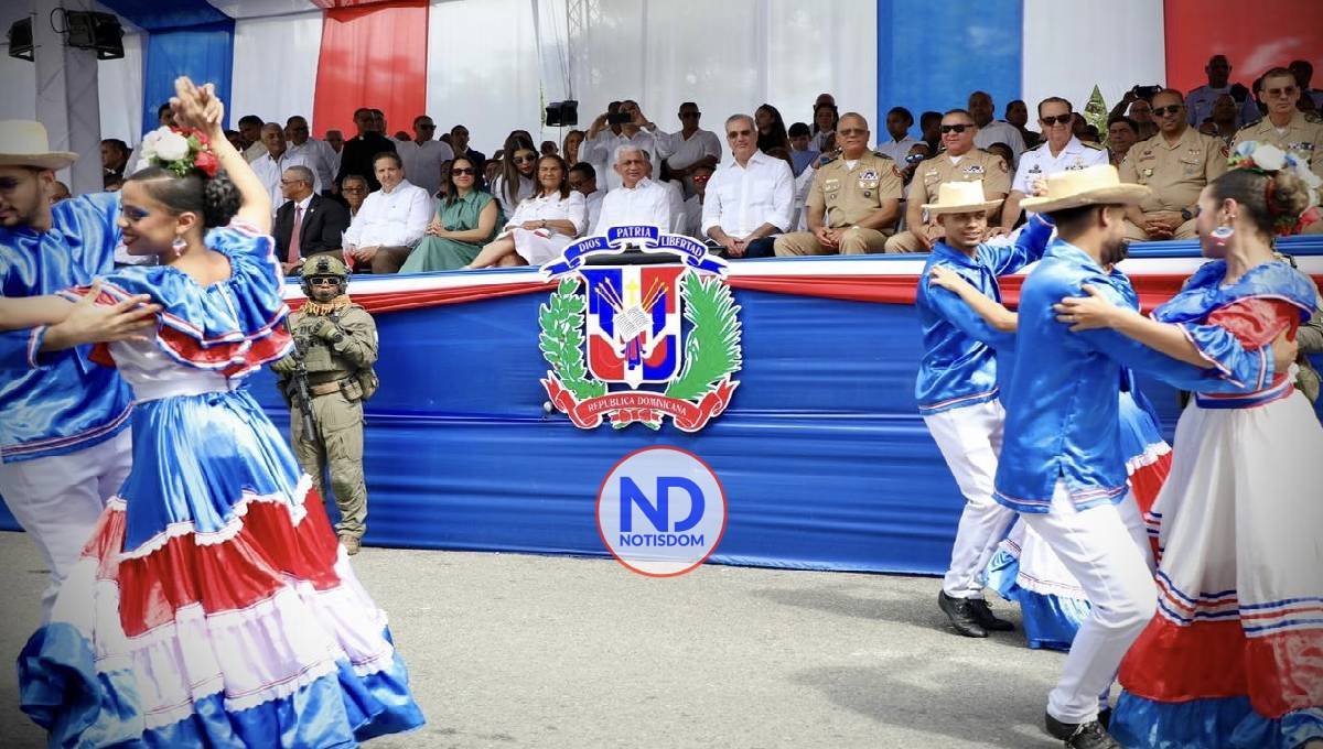 Presidente abre Mes de la Patria; asiste desfile cívico-militar SFM