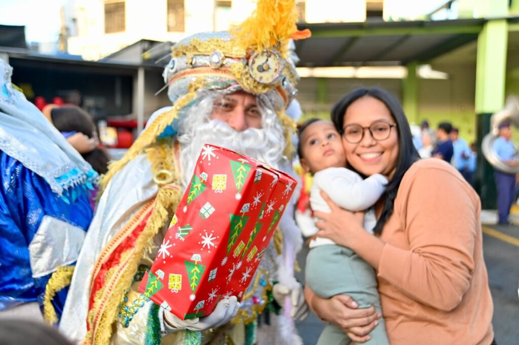 BOMBEROS 10 Bomberos DN realiza su tradicional desfile para llevar alegría a los niños en el Día de Reyes