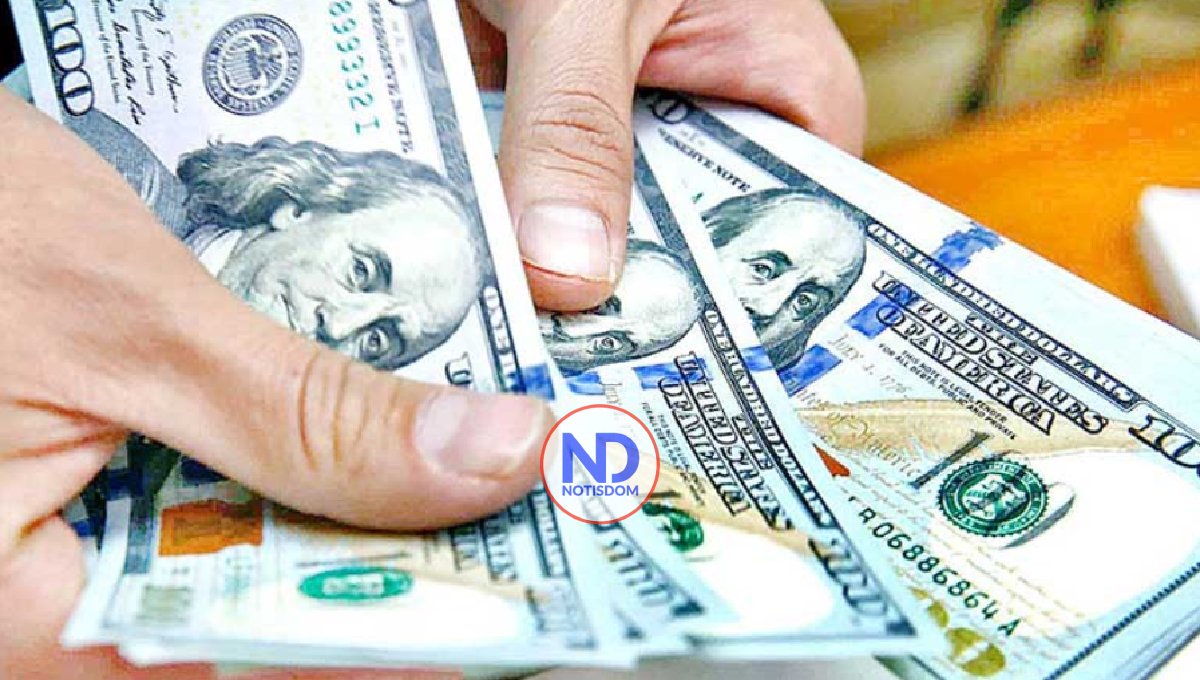 El dólar bajó dos centavos y era vendido este viernes a RD$61.62