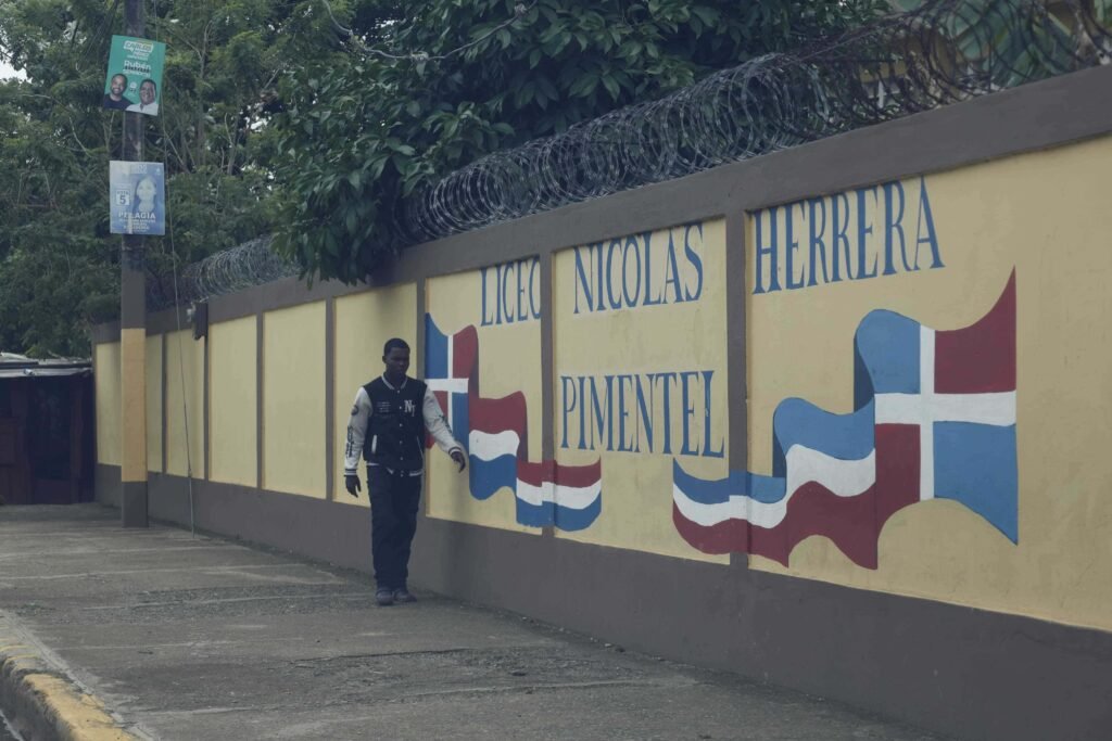 Escuela Basica El Maricao Continúa la tensión en el kilómetro 20 de la carretera Villa Mella-Yamasá por búsqueda de "Yanepa"