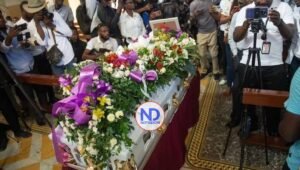 Familiares y comunicadores despiden a uno de los dos periodistas asesinados en Haití