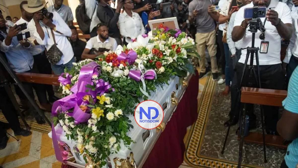 Familiares y comunicadores despiden a uno de los dos periodistas asesinados en Haití