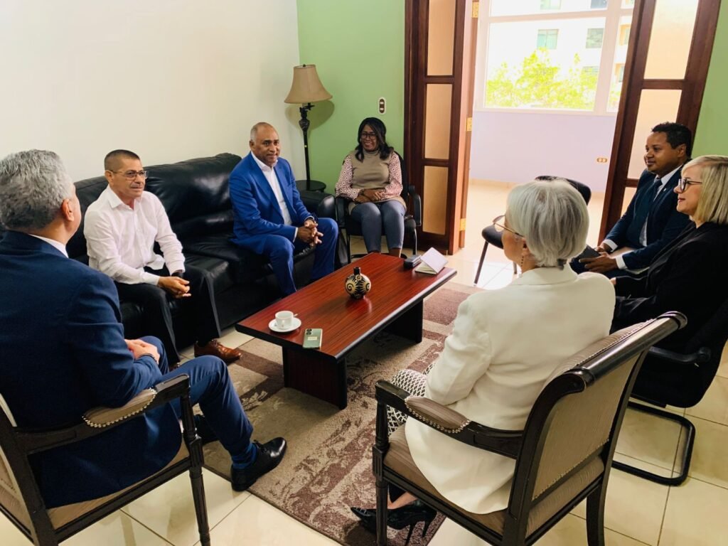 Julito Fulcar Y Luis Bienvenido Garcia Mercado Y OTROS Julito Fulcar visita embajada Dominicana en Honduras para fortalecer lazos
