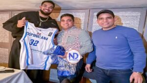 Ministro Kelvin Cruz y la súper estrella de la NBA Karl Anthony Town comparten en NY
