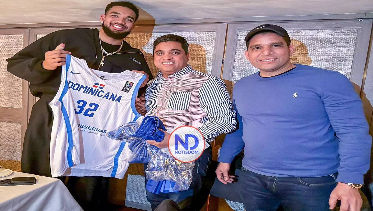 Ministro Kelvin Cruz y la súper estrella de la NBA Karl Anthony Town comparten en NY