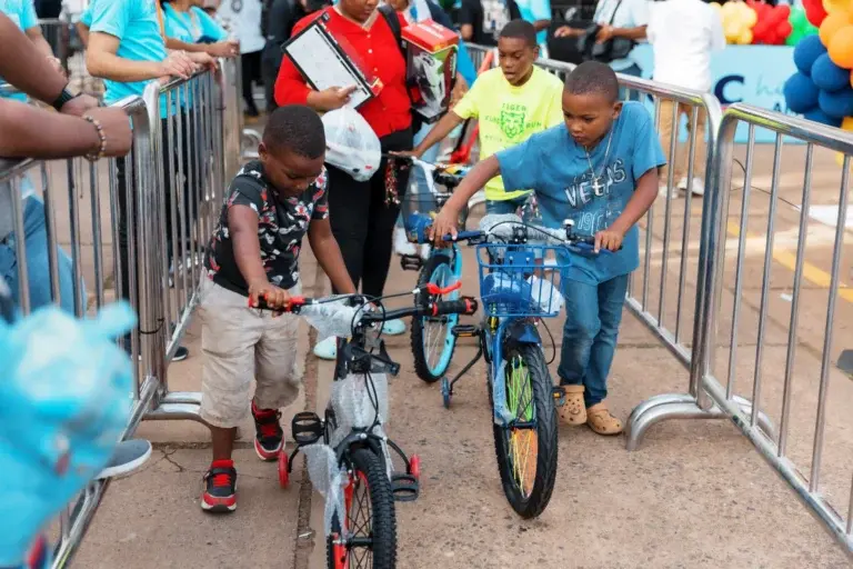 REYES ADN ADN recolecta más de 3.7 millones de botellitas en Plásticos por Juguetes