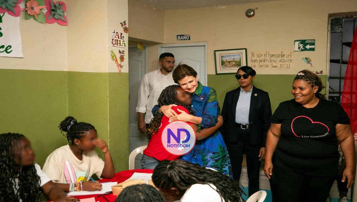 Raquel Peña comparten con los niños del Hogar Familia Bethesda