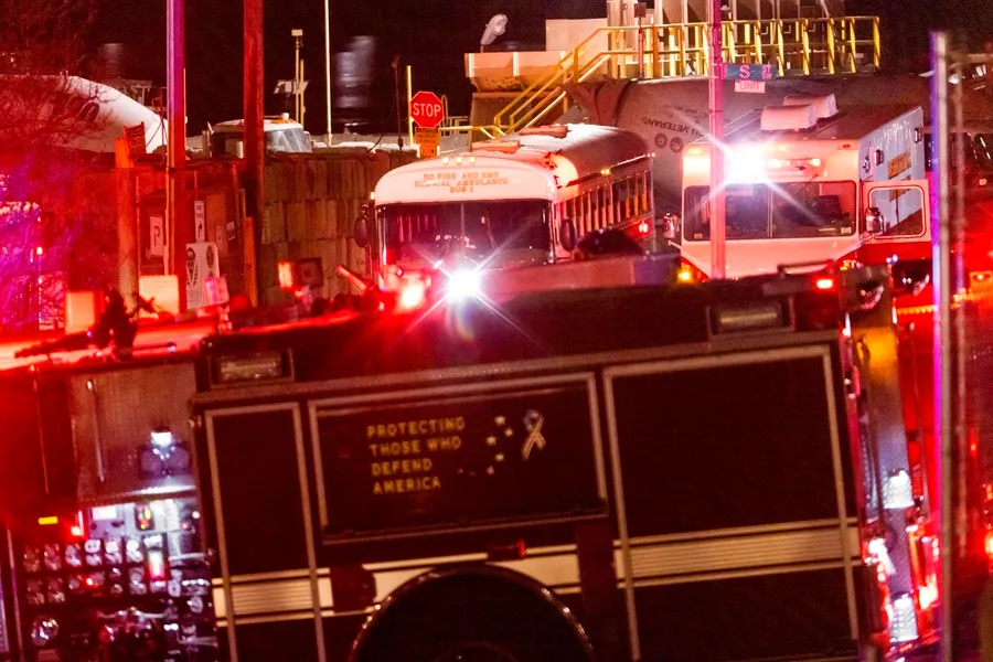 Una ambulancia medica de bomberos y EMS de Washington DC cerca del rio Potomac Avión con 64 personas se estrella contra helicóptero militar en Washington