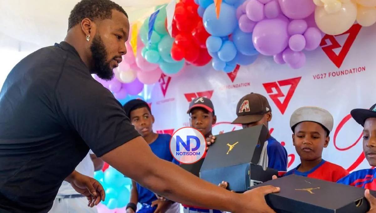 Vladimir Guerrero Jr. reparte juguetes y equipos deportivos en Nizao