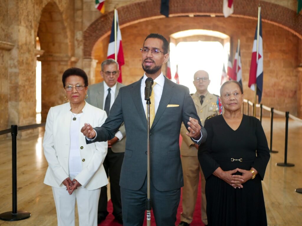 Wady Ramirez Y ADOU conmemora natalicio de Eugenio María de Hostos con ofrenda floral