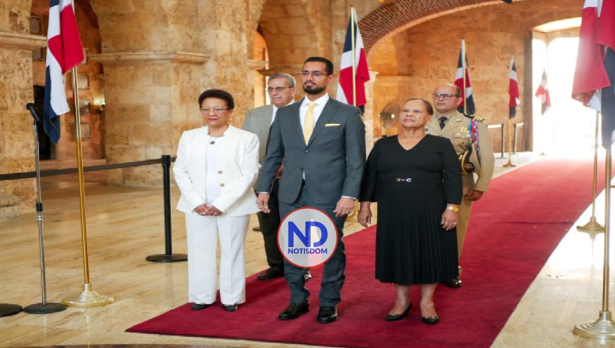 ADOU conmemora natalicio de Eugenio María de Hostos con ofrenda floral