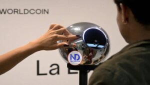 Piden a Worldcoin eliminar datos biométricos recopilados en la RD