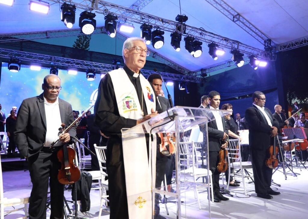 sacerdote en mao Presidente Luis Abinader lleva Orquesta Filarmónica a Mao