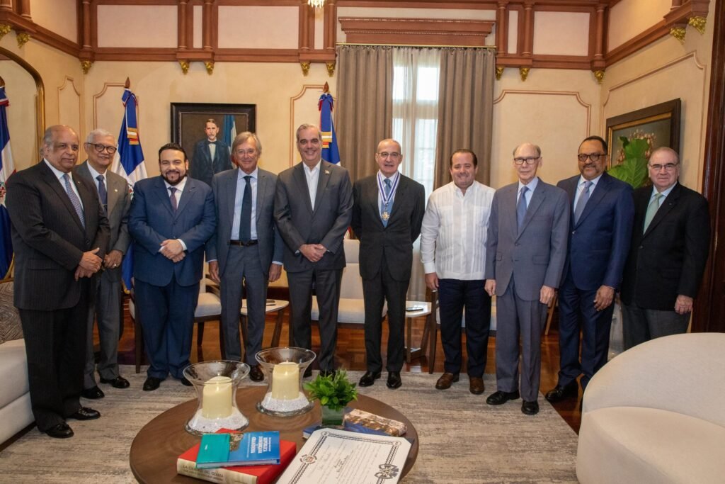 ABINADER ENTRE OTROS Abinader impone Orden al Mérito de Duarte, Sánchez y Mella al español Feliciano Barrios Pintado