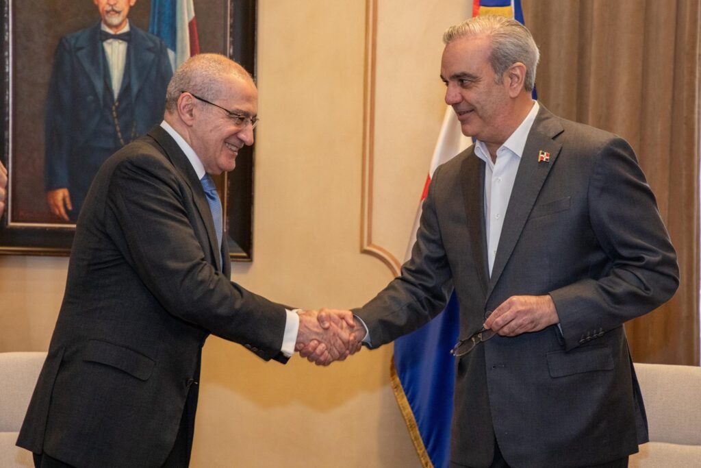 ABINADER Y Francisco Martinez Marina Abinader impone Orden al Mérito de Duarte, Sánchez y Mella al español Feliciano Barrios Pintado