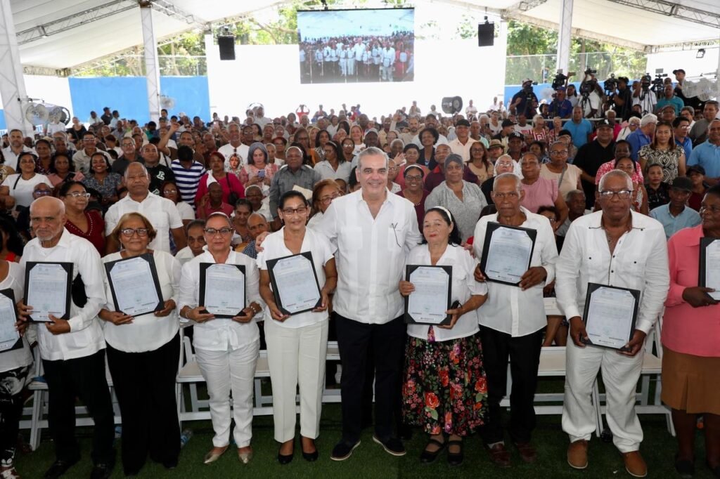 Abinader en Savica Abinader entrega apartamentos a familas desplazadas Guajimía