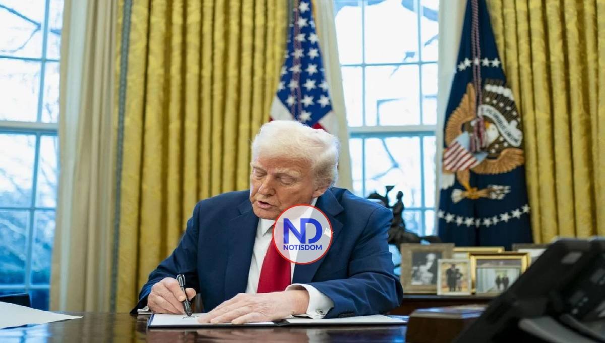 Trump ordena a agencias reducir plantilla «a gran escala»