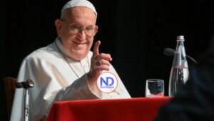 El papa Francisco mejora, pero «no está fuera de peligro»