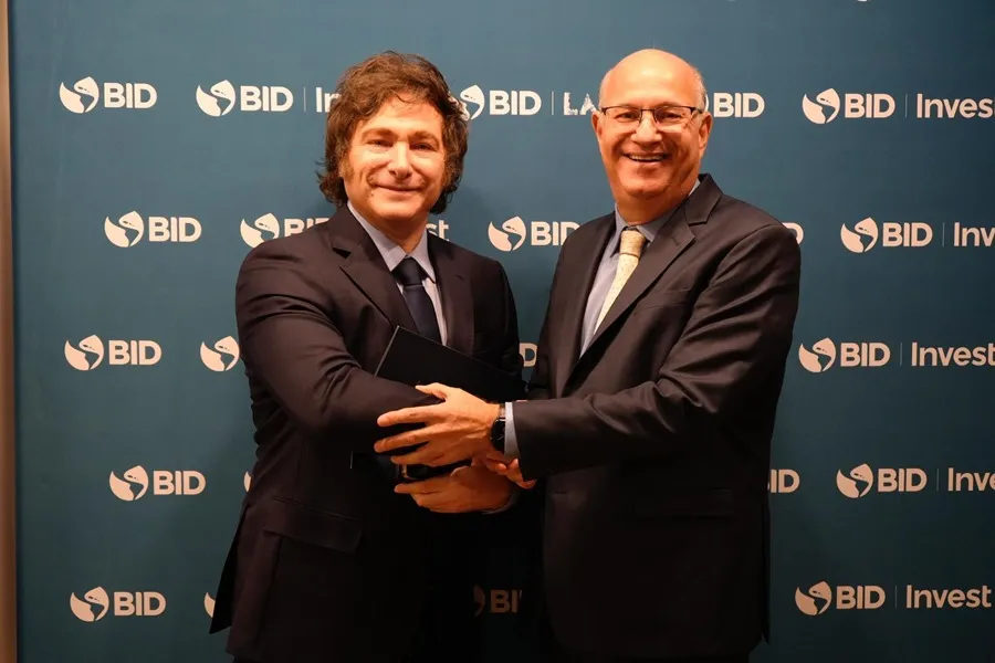 Javier Milei Y Ilan Goldfajn El presidente argentino defiende su economía en el BID