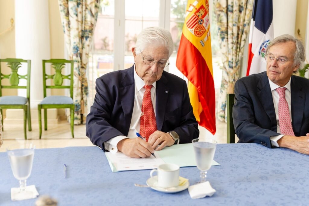 Jose Vitienes Firman acuerdo para preservar la memoria de la emigración española en RD