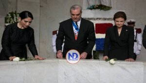 Presidente Abinader deposita ofrenda floral en el Altar de la Patria